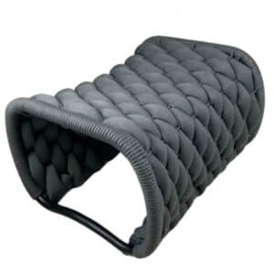 Puff Luka elaborado com tricô náutico e estrutura de alumínio.